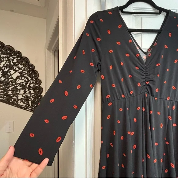 TORRID - Black Knit A-Line Dress with Red Kiss Print, Size 00 NWT, US Size 10 - Picture 6 of 16